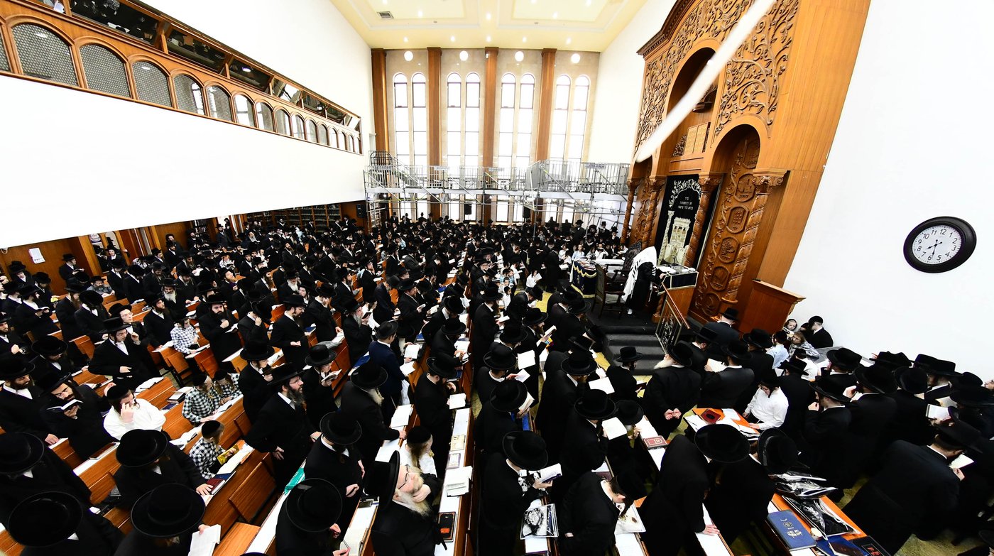 האדמו"ר מצאנז קלויזנבורג באמירת הסליחות