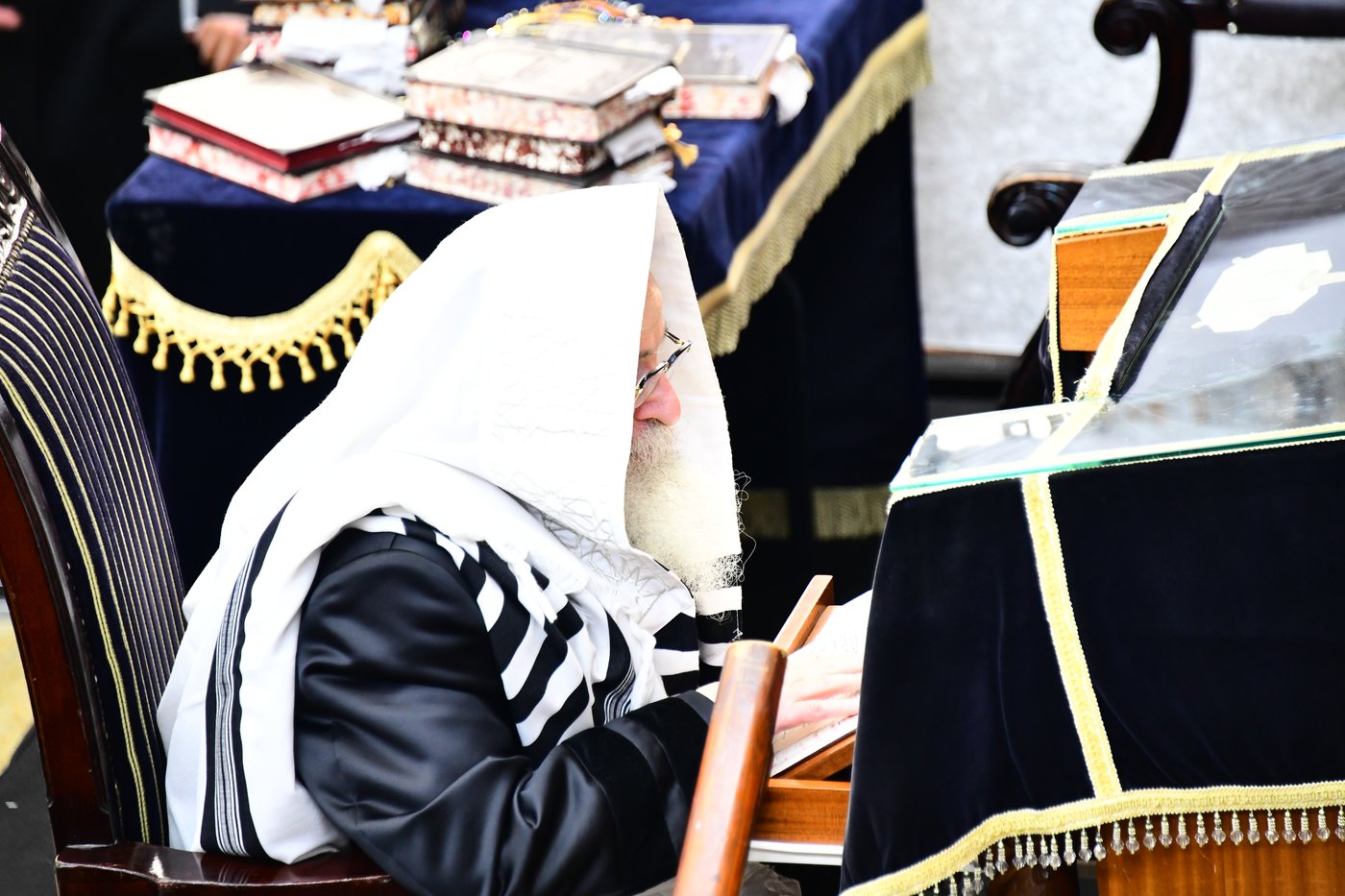 האדמו"ר מצאנז קלויזנבורג באמירת הסליחות
