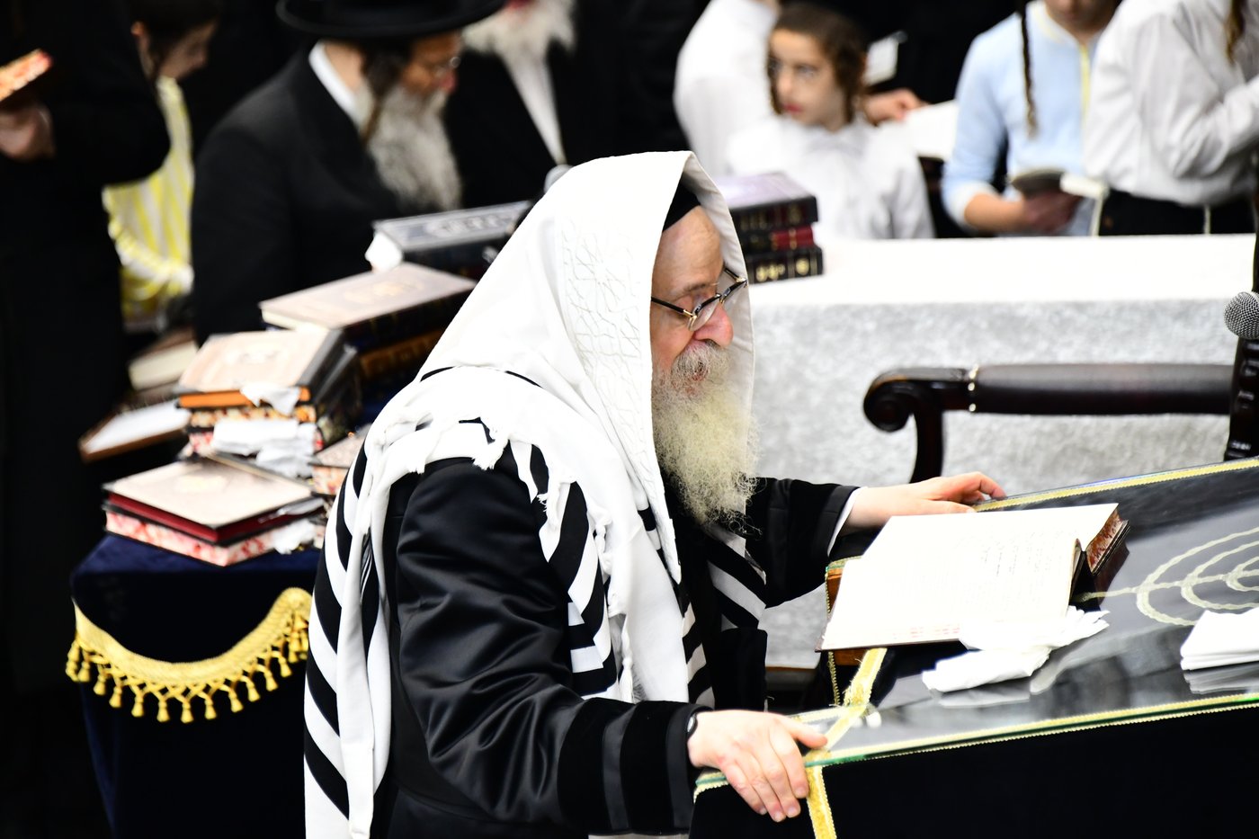 האדמו"ר מצאנז קלויזנבורג באמירת הסליחות