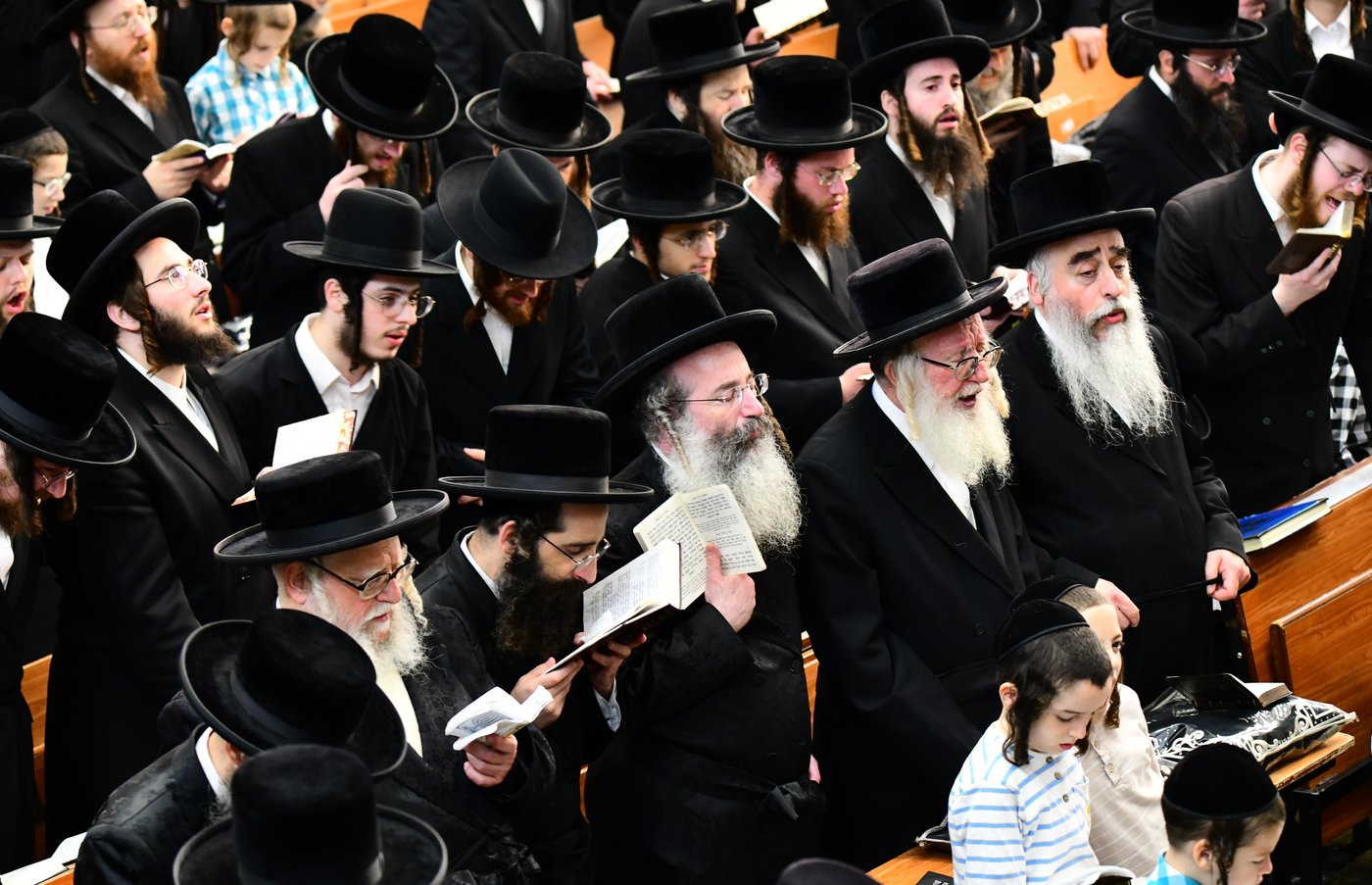 האדמו"ר מצאנז קלויזנבורג באמירת הסליחות
