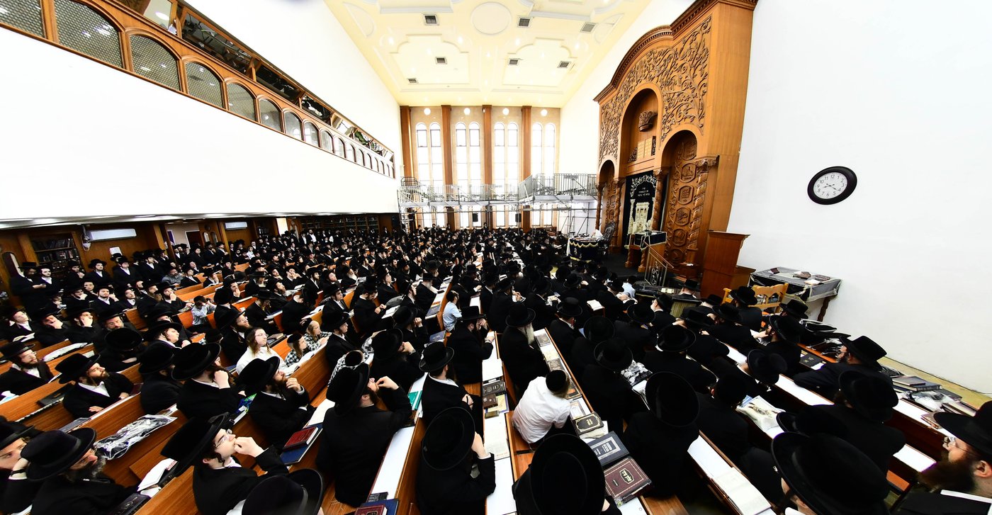 האדמו"ר מצאנז קלויזנבורג באמירת הסליחות