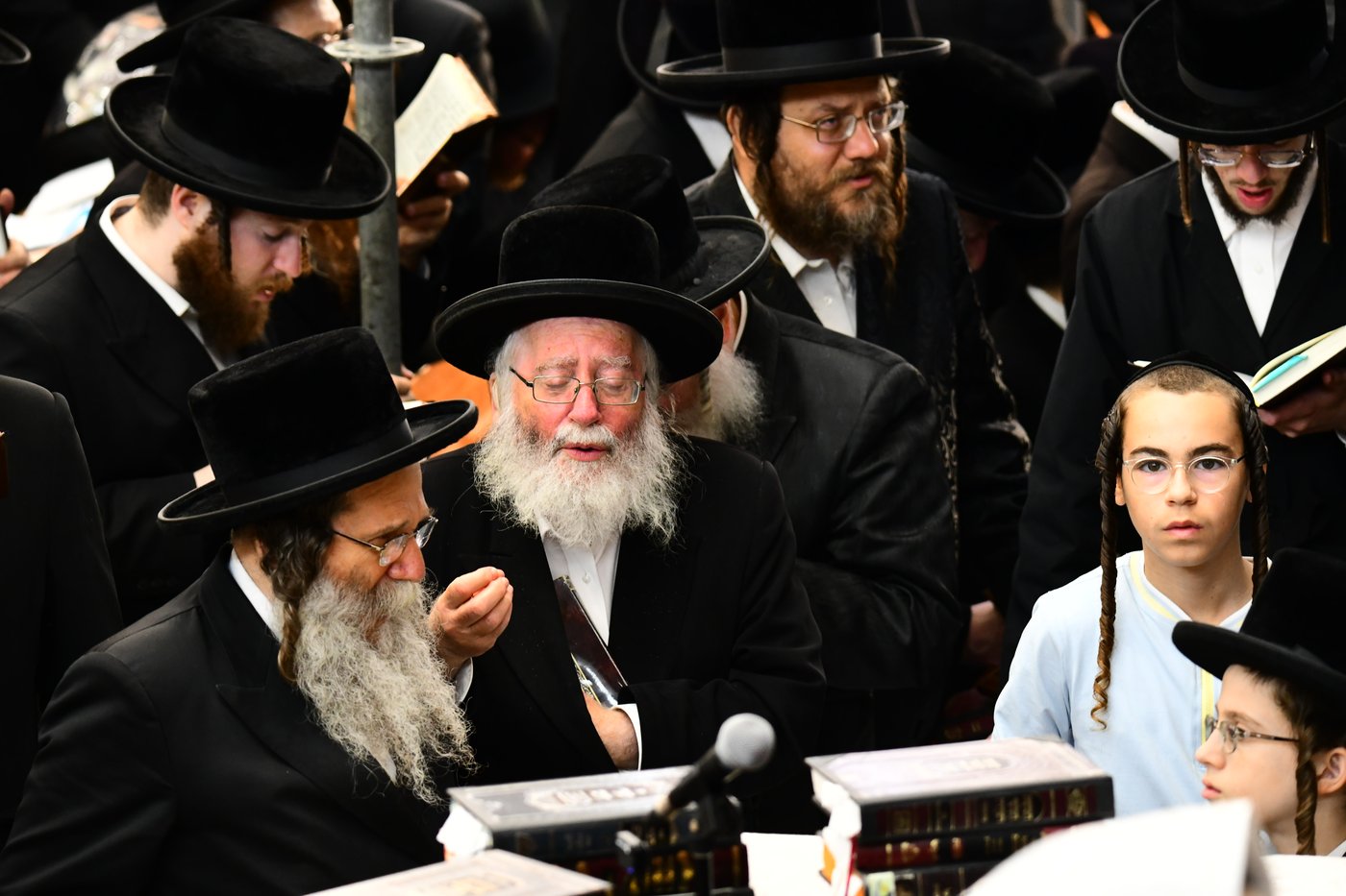 האדמו"ר מצאנז קלויזנבורג באמירת הסליחות
