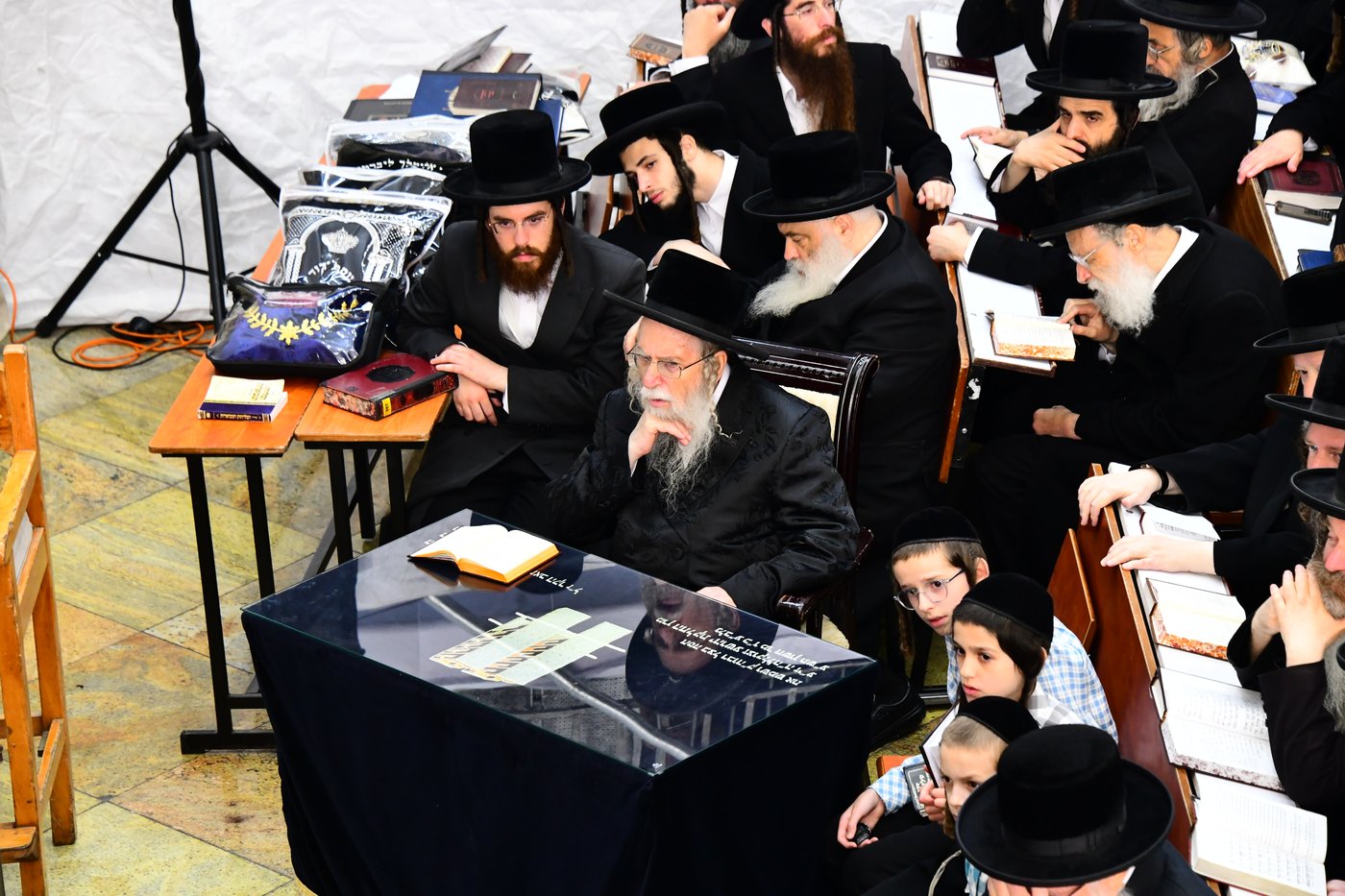 האדמו"ר מצאנז קלויזנבורג באמירת הסליחות