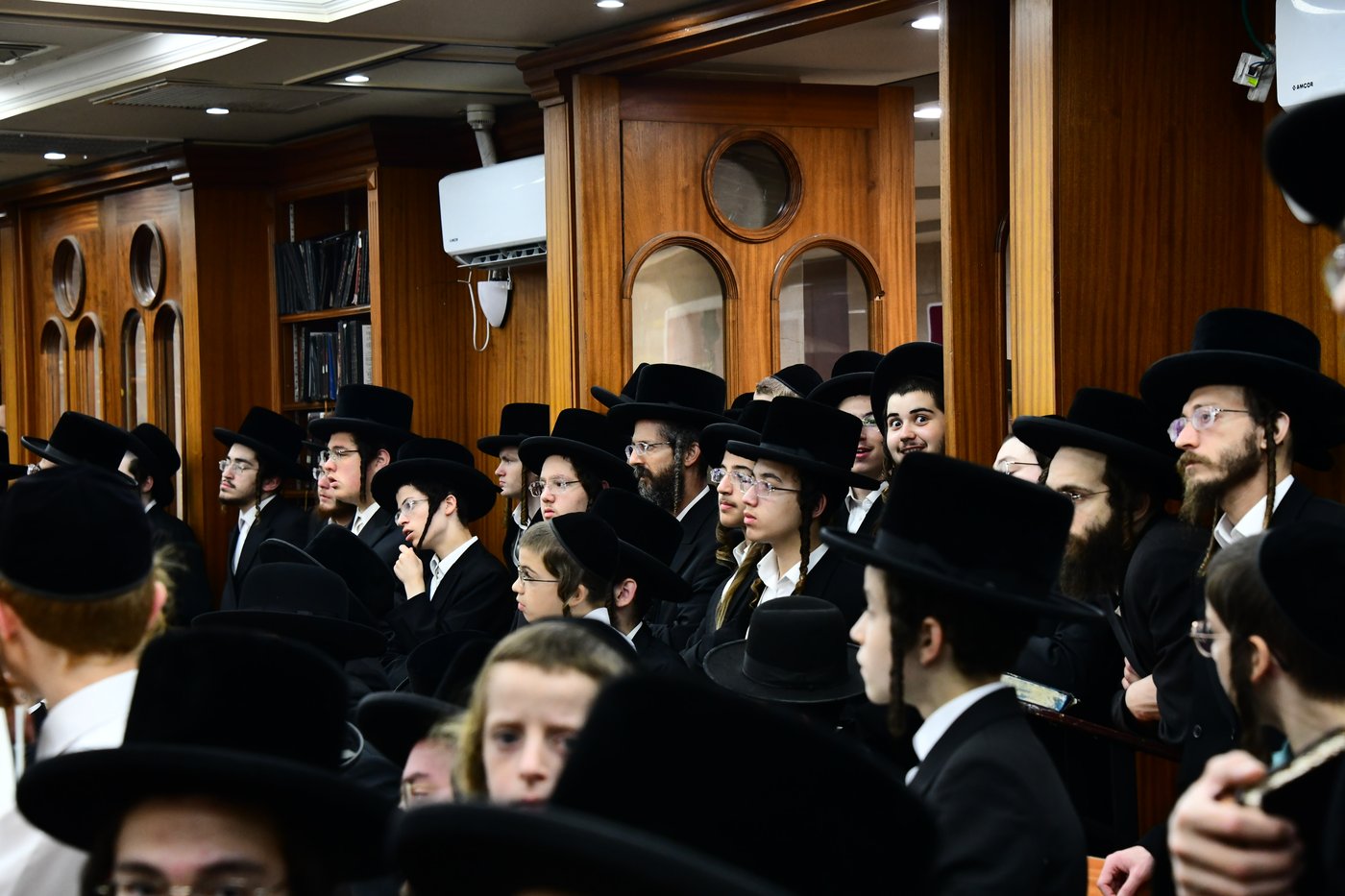 האדמו"ר מצאנז קלויזנבורג באמירת הסליחות