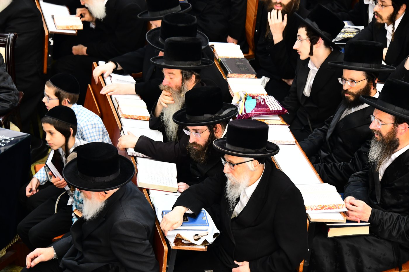 האדמו"ר מצאנז קלויזנבורג באמירת הסליחות