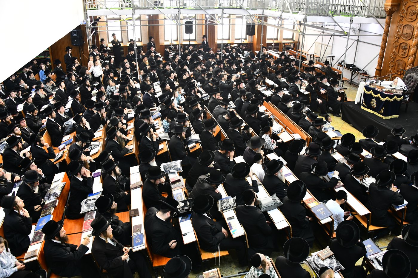 האדמו"ר מצאנז קלויזנבורג באמירת הסליחות