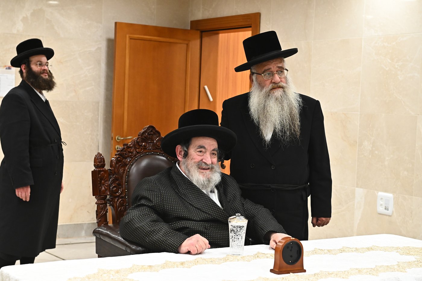 האדמו"ר מויז'ניץ בקבלת קהל