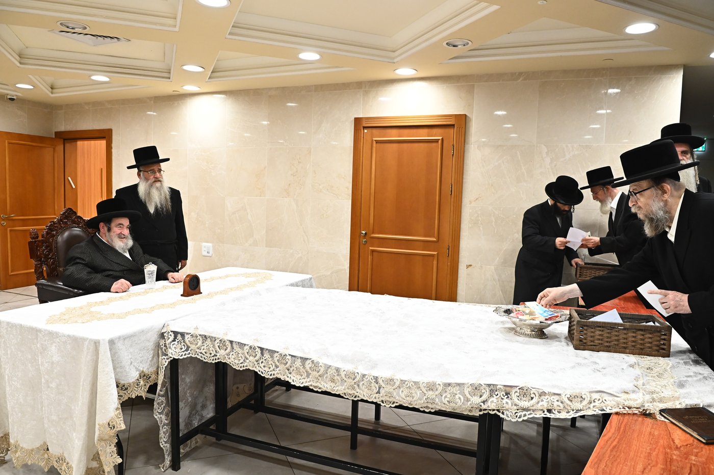 האדמו"ר מויז'ניץ בקבלת קהל