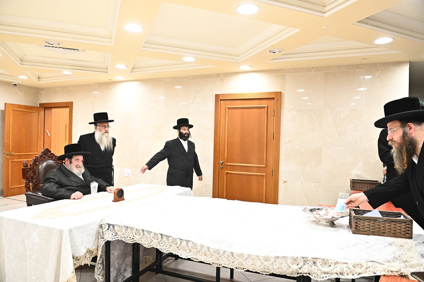 האדמו"ר מויז'ניץ בקבלת קהל
