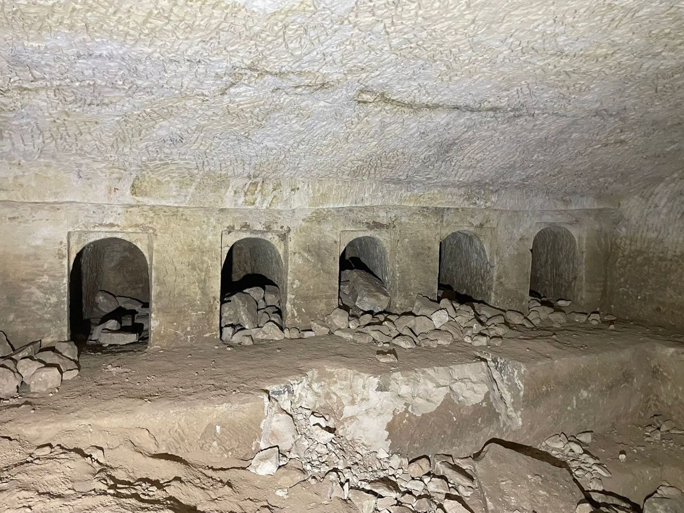 מנורה יהודית עתיקה במערת קבורה מפוארת ממערב לחברון