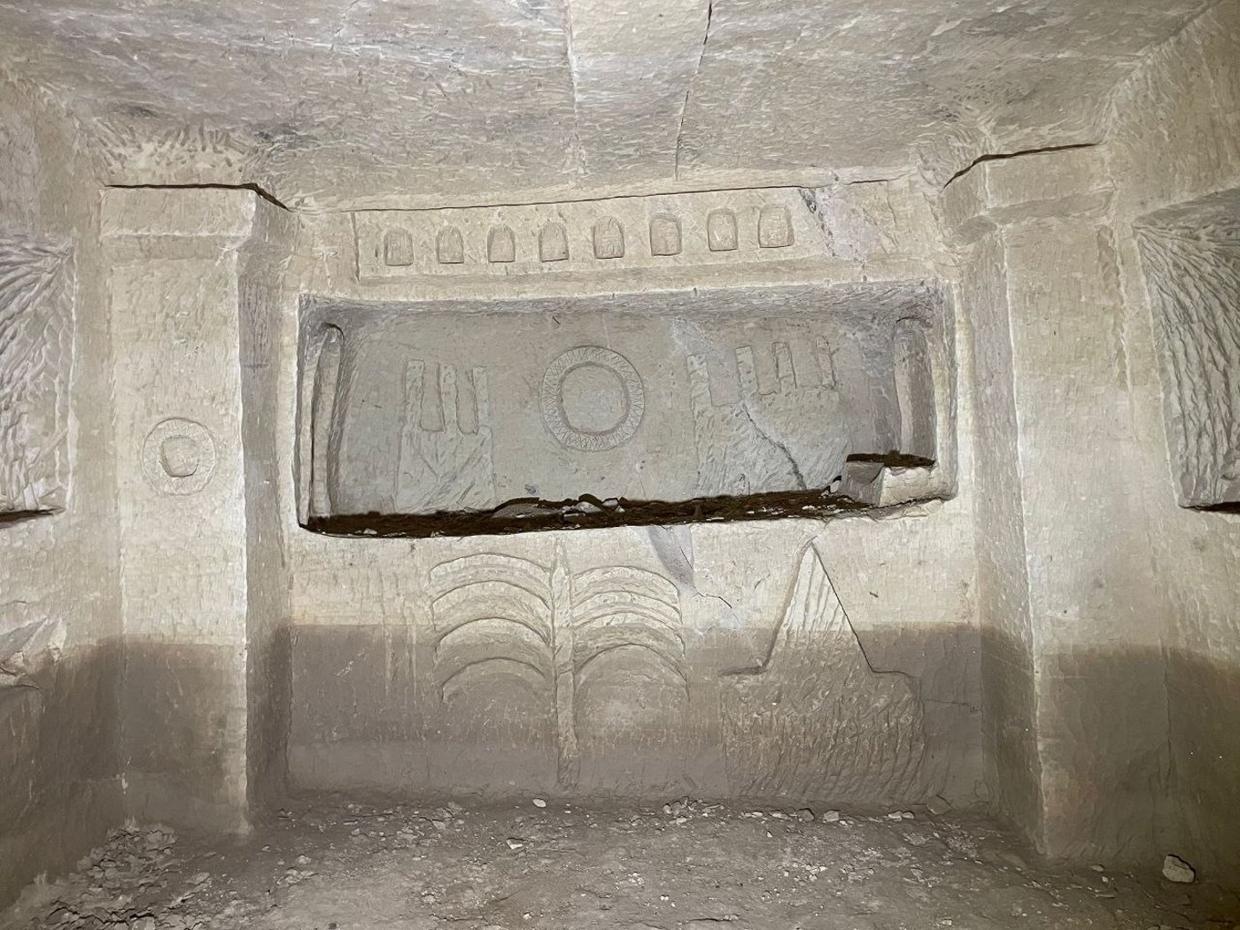 מנורה יהודית עתיקה במערת קבורה מפוארת ממערב לחברון