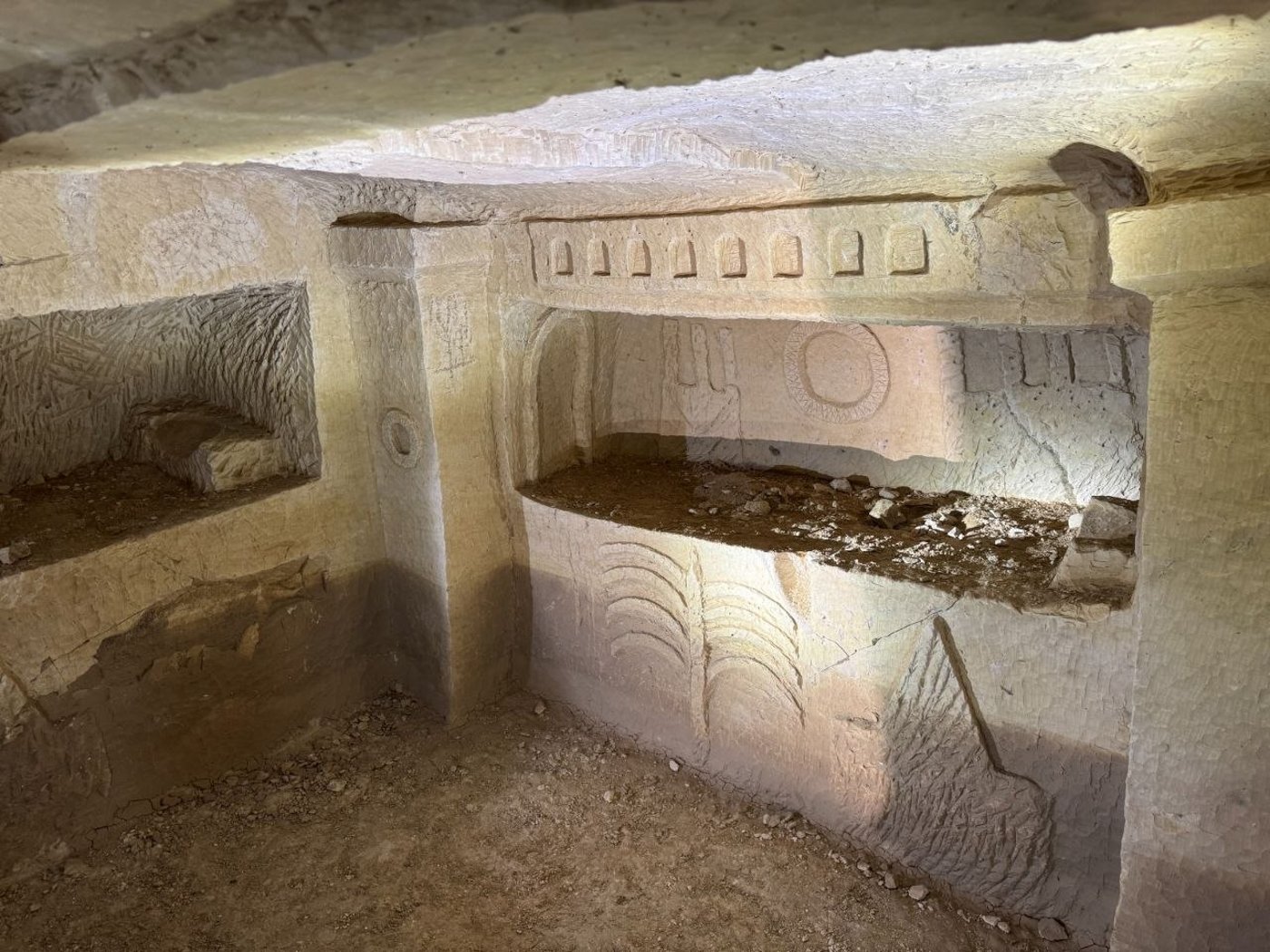 מנורה יהודית עתיקה במערת קבורה מפוארת ממערב לחברון