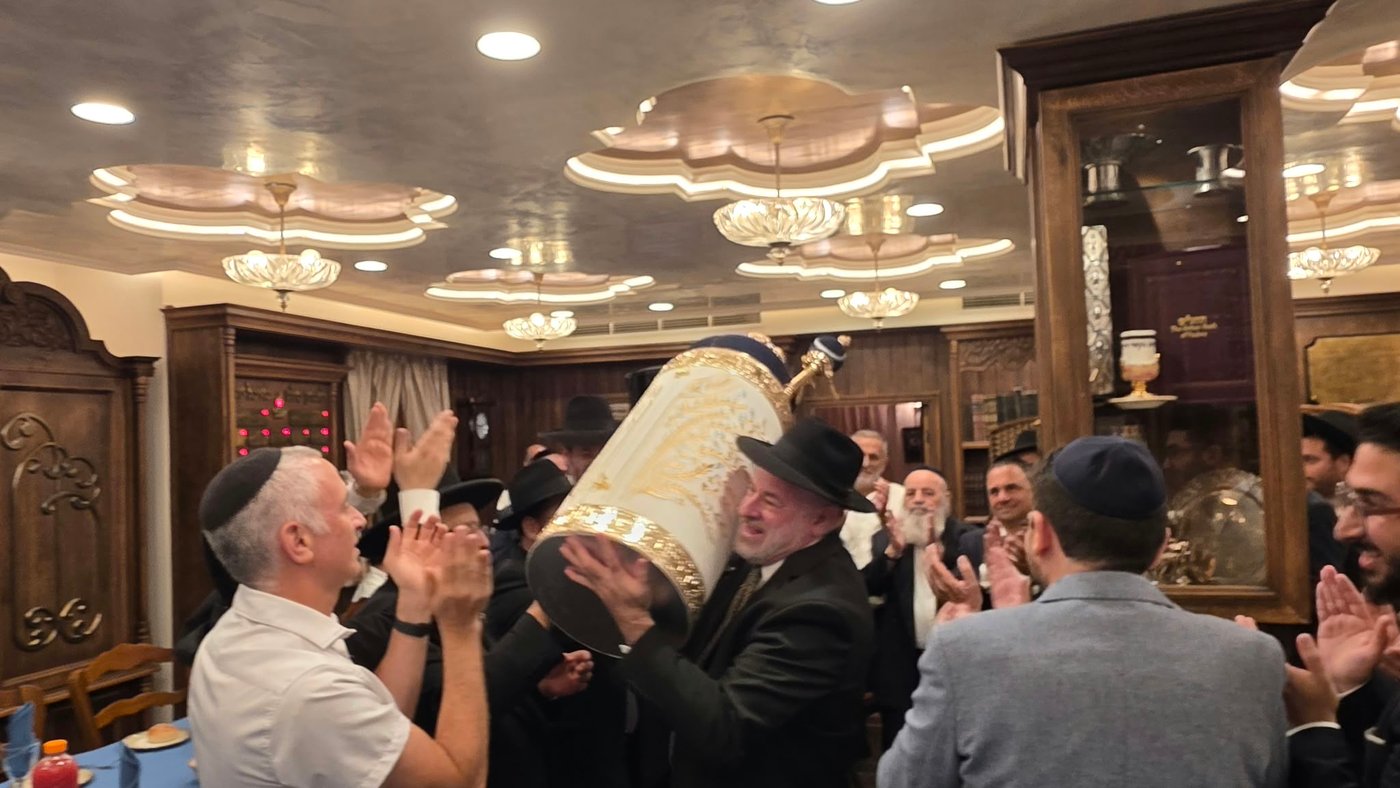 ספר תורה מיוחד הוכנס למעון הראשל"צ זצוק"ל