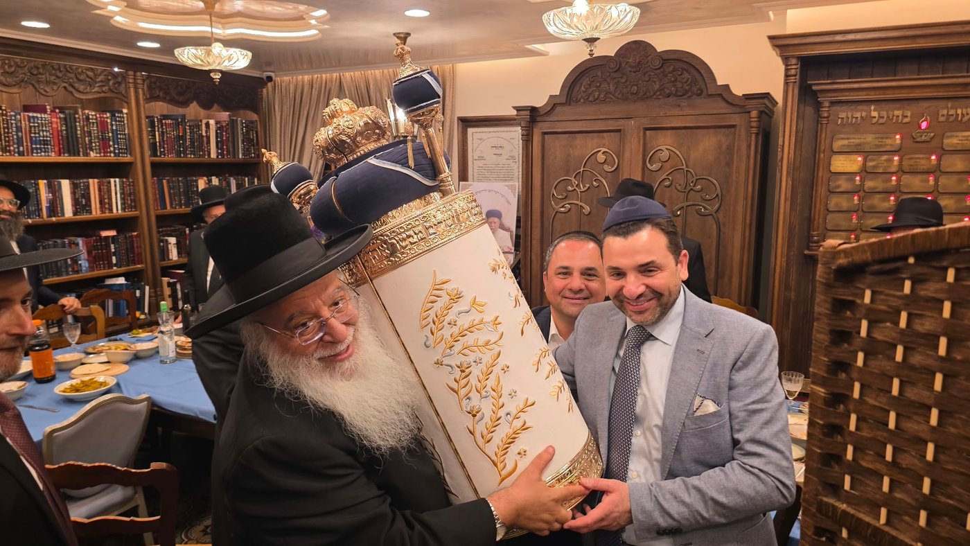 ספר תורה מיוחד הוכנס למעון הראשל"צ זצוק"ל