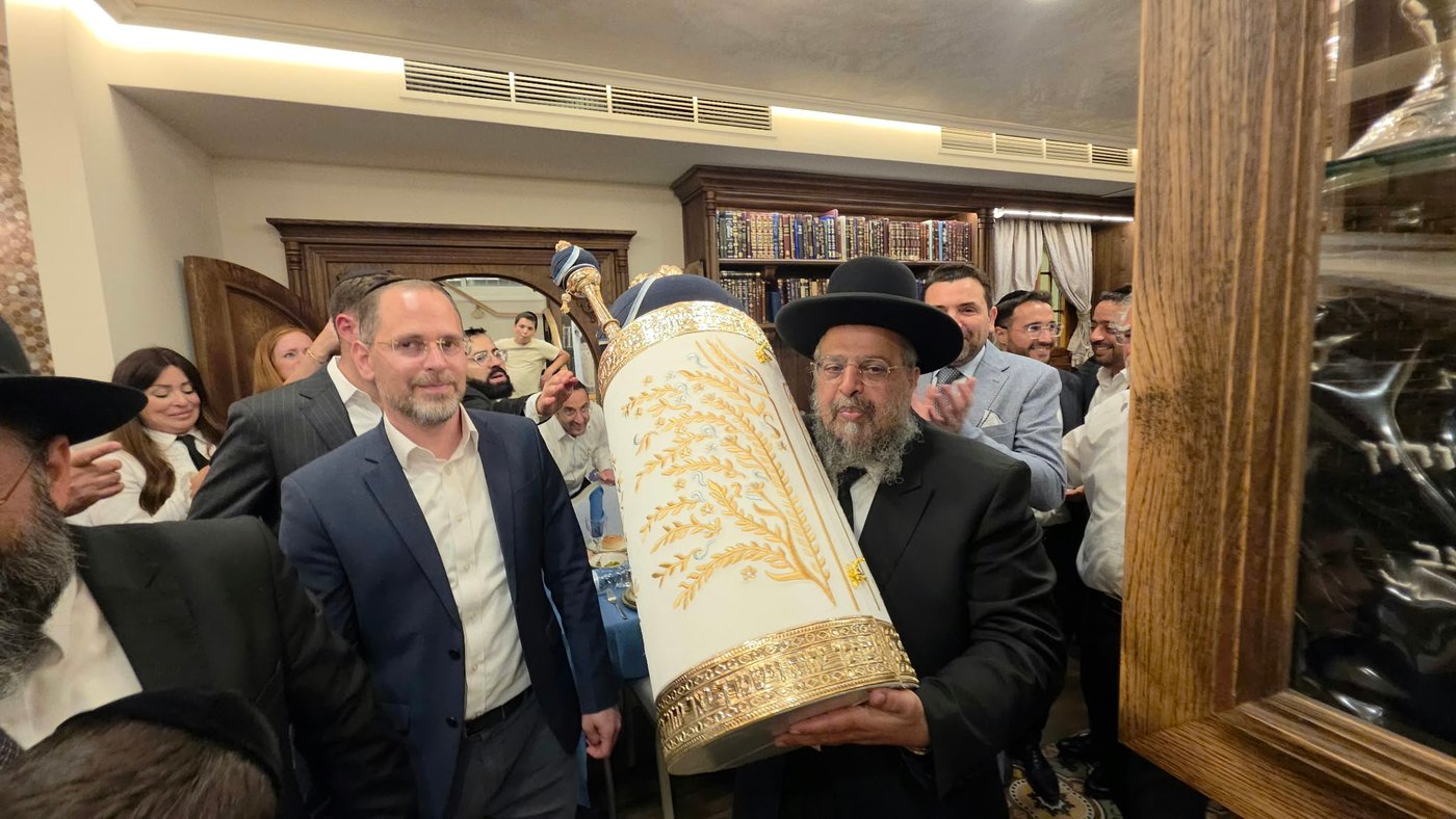 ספר תורה מיוחד הוכנס למעון הראשל"צ זצוק"ל