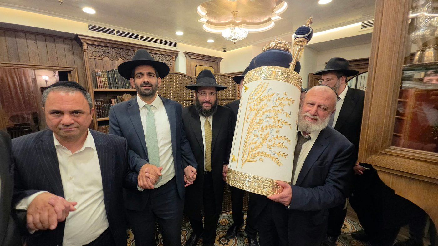 ספר תורה מיוחד הוכנס למעון הראשל"צ זצוק"ל