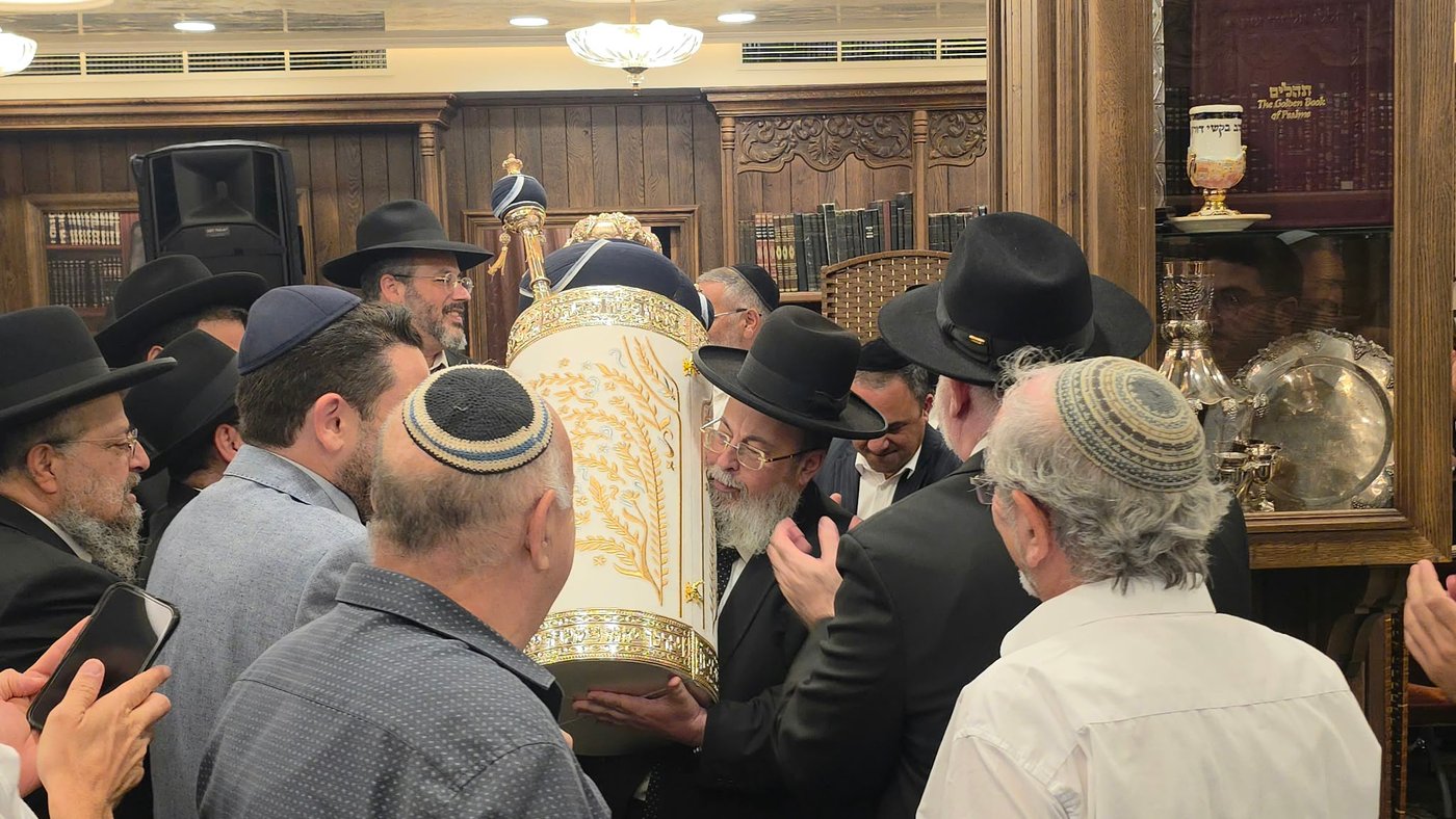 ספר תורה מיוחד הוכנס למעון הראשל"צ זצוק"ל