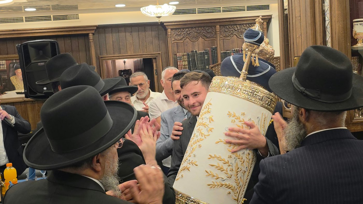 ספר תורה מיוחד הוכנס למעון הראשל"צ זצוק"ל