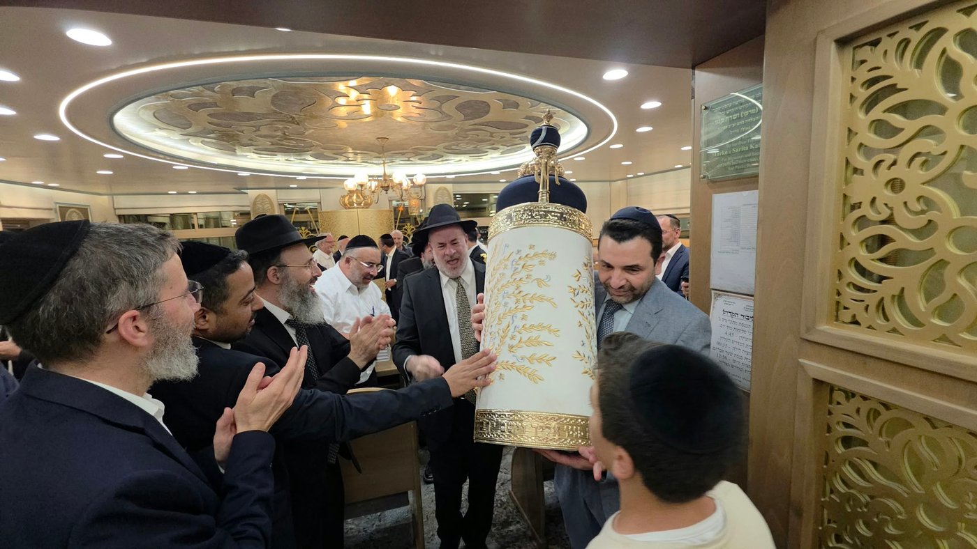 ספר תורה מיוחד הוכנס למעון הראשל"צ זצוק"ל