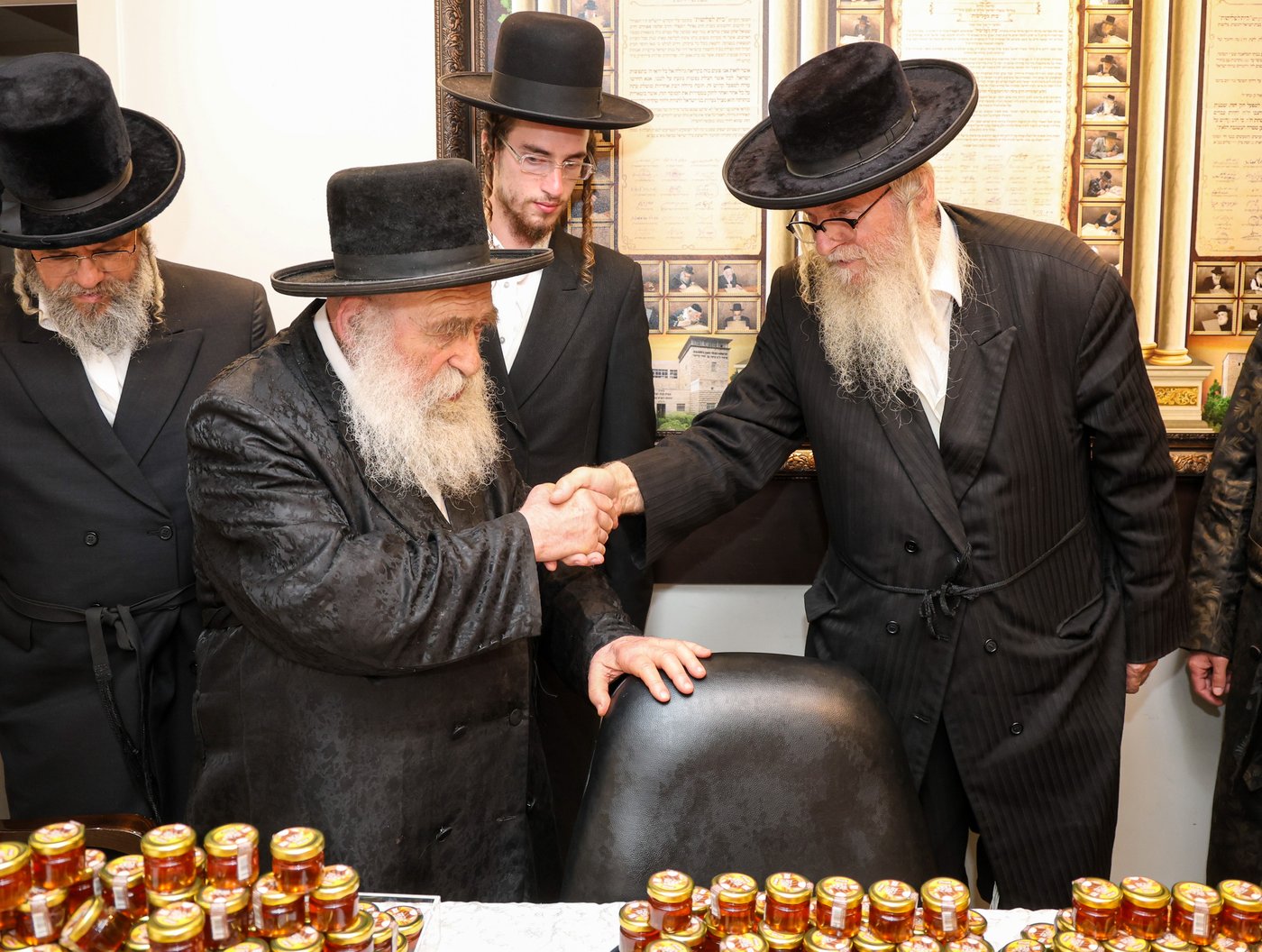 גאב"ד מאקאווא מברך את תפוחים ודבש