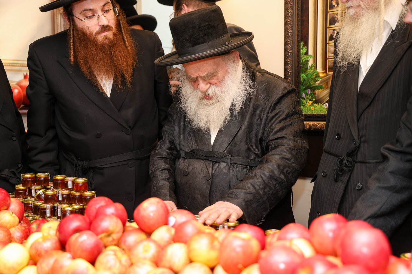 גאב"ד מאקאווא מברך את תפוחים ודבש