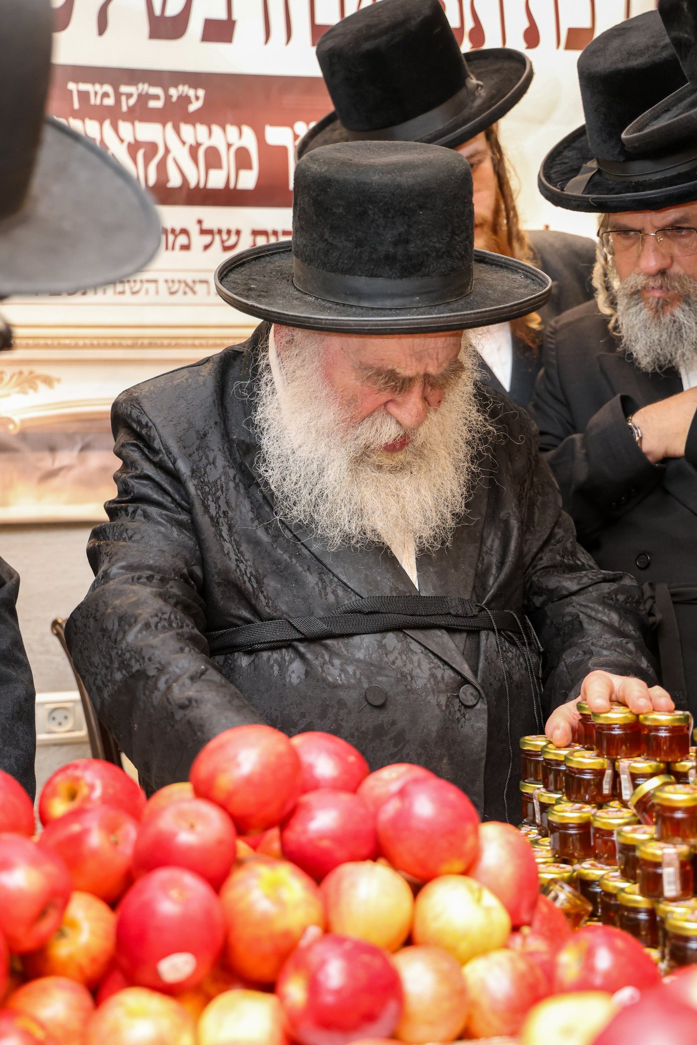 גאב"ד מאקאווא מברך את תפוחים ודבש
