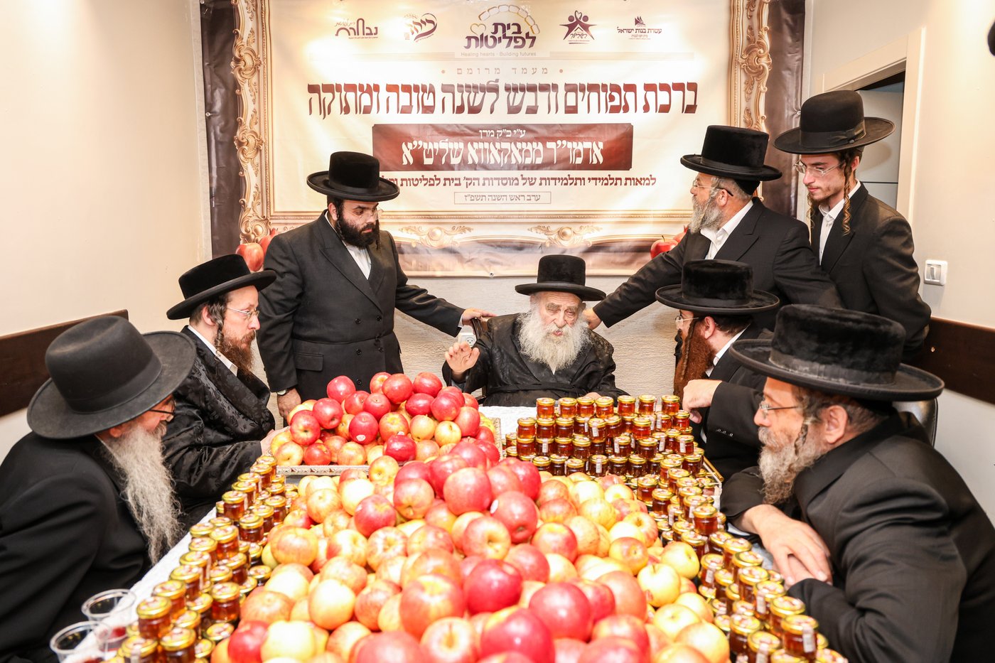 גאב"ד מאקאווא מברך את תפוחים ודבש