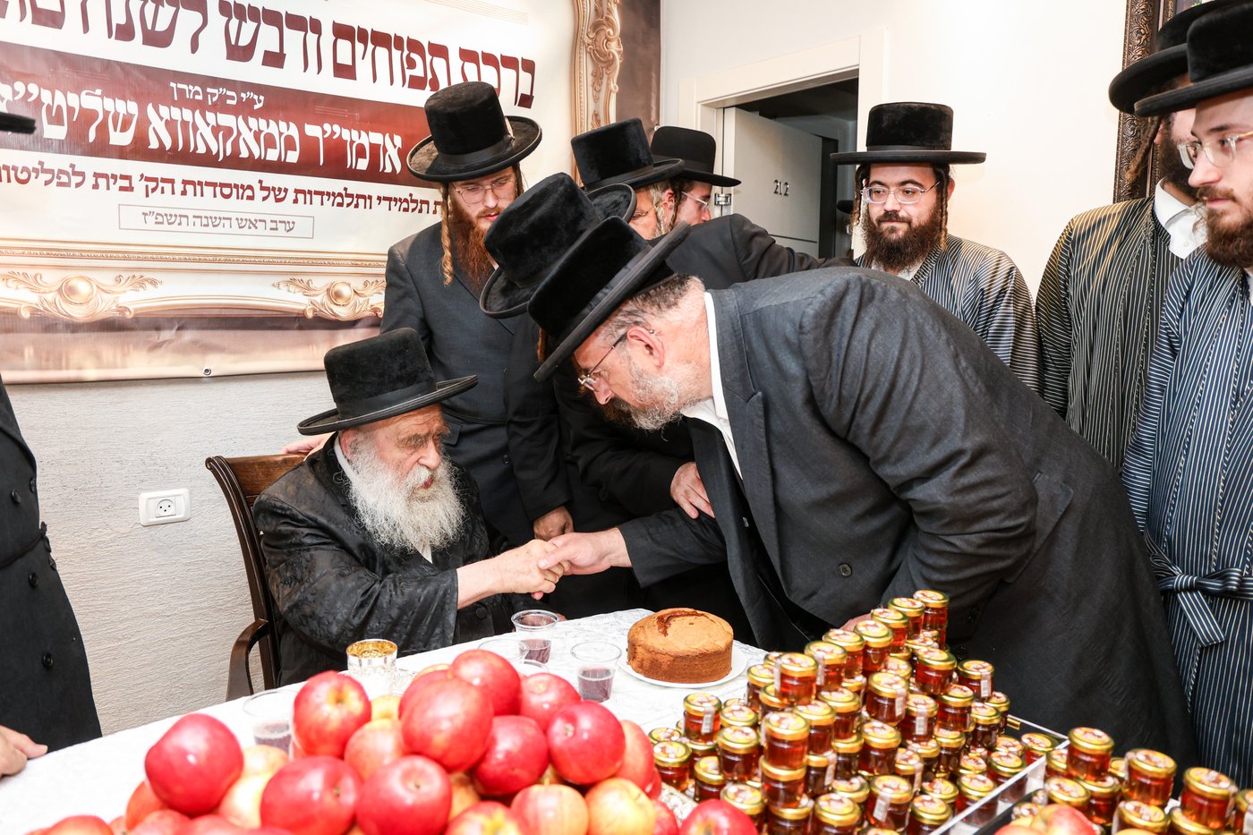 גאב"ד מאקאווא מברך את תפוחים ודבש