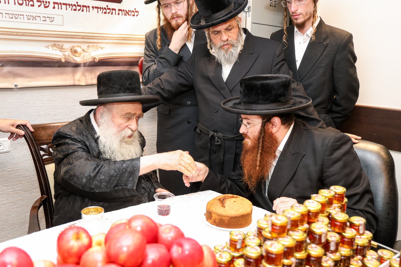 גאב"ד מאקאווא מברך את תפוחים ודבש