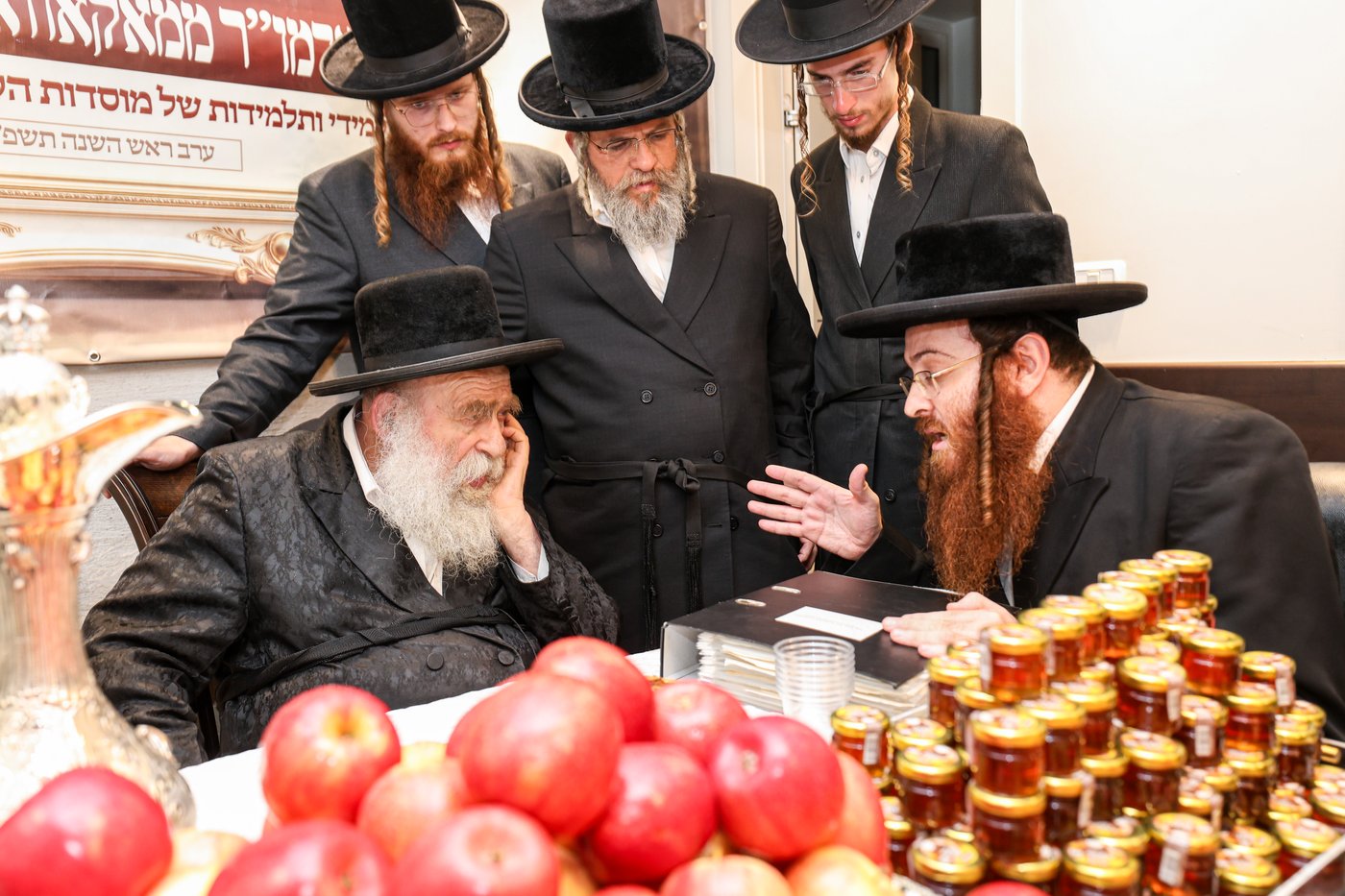 גאב"ד מאקאווא מברך את תפוחים ודבש