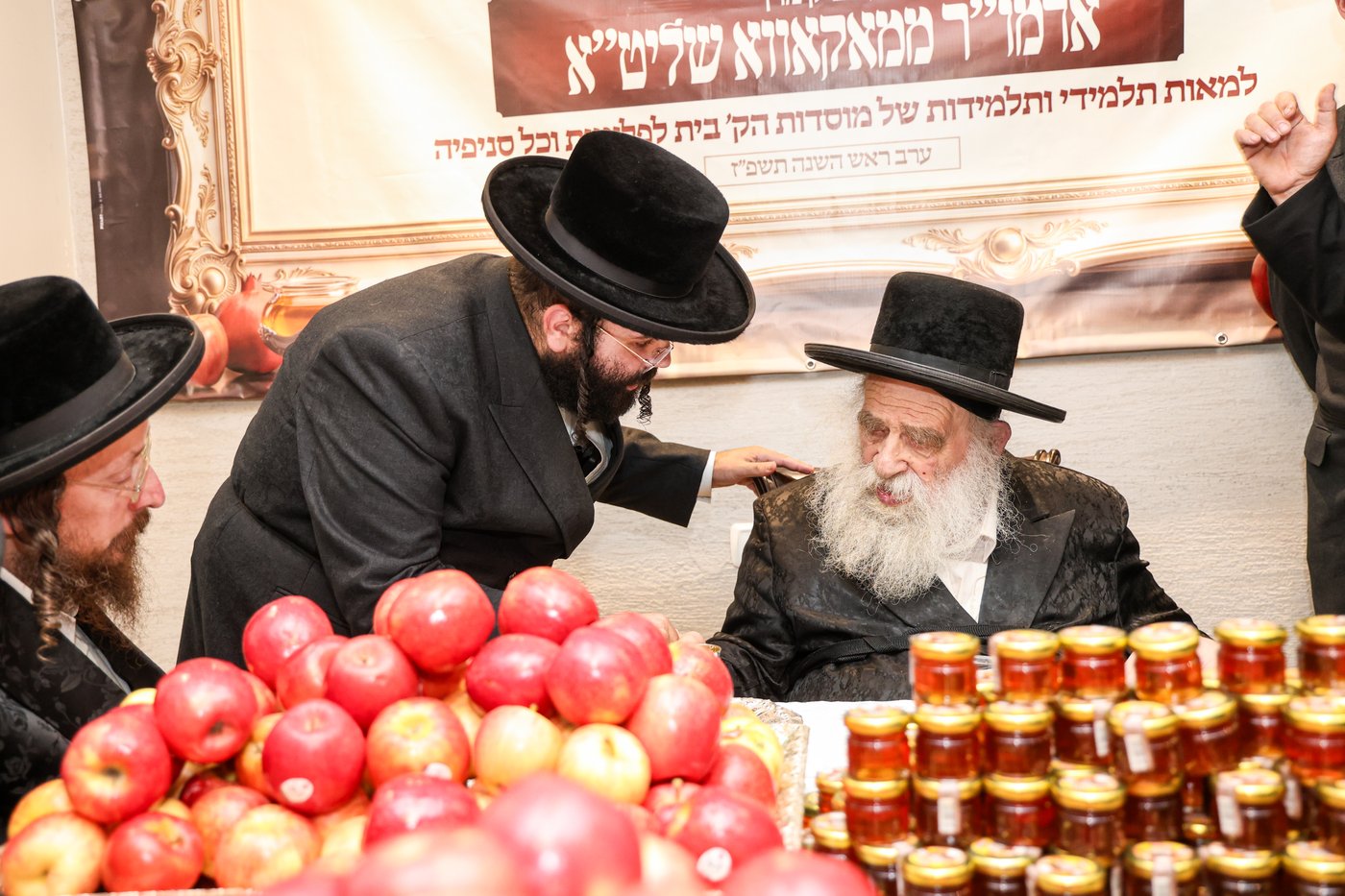גאב"ד מאקאווא מברך את תפוחים ודבש