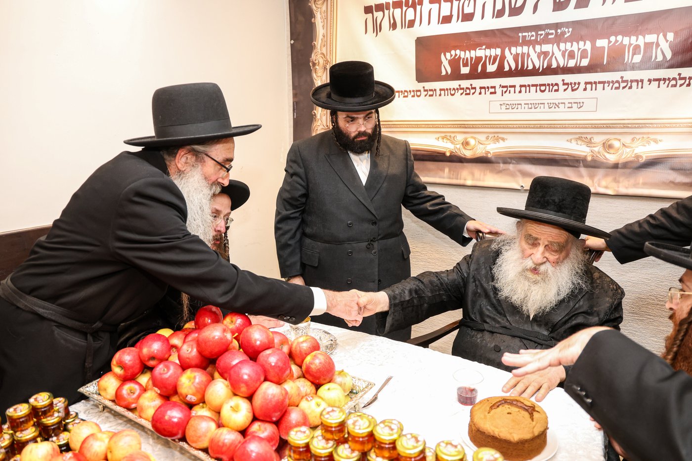 גאב"ד מאקאווא מברך את תפוחים ודבש