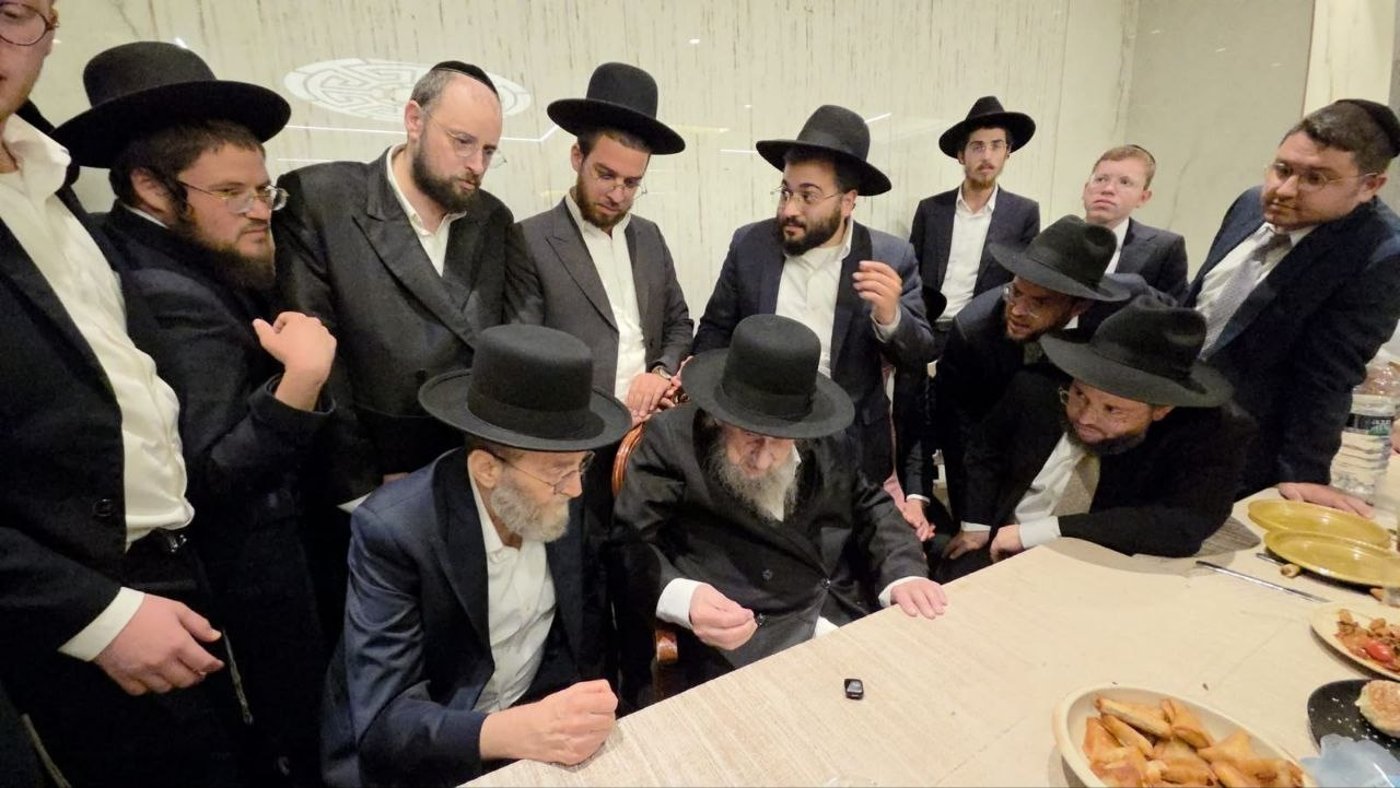 הגר"ד לנדו בשמחת האירוסין לצדו של ח"כ משה גפני