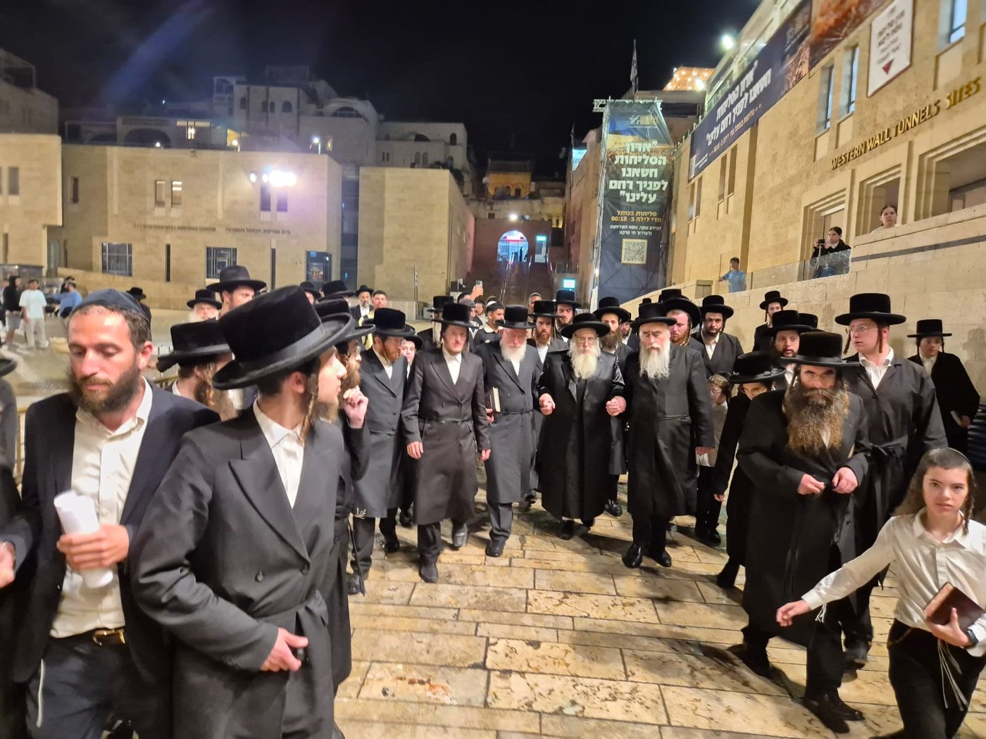 האדמו"ר מצאנז קלויזנבורג שליט"א בתפילה בכותל המערבי | צילום: באדיבות המצלם