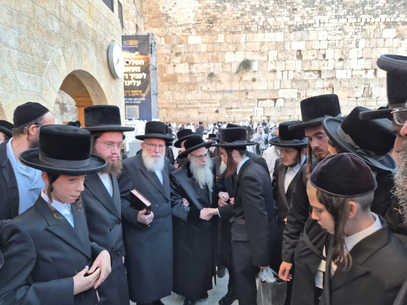 האדמו"ר מצאנז קלויזנבורג שליט"א בתפילה בכותל המערבי | צילום: באדיבות המצלם