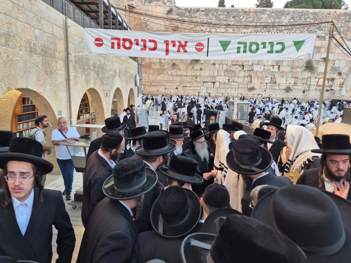 האדמו"ר מצאנז קלויזנבורג שליט"א בתפילה בכותל המערבי | צילום: באדיבות המצלם