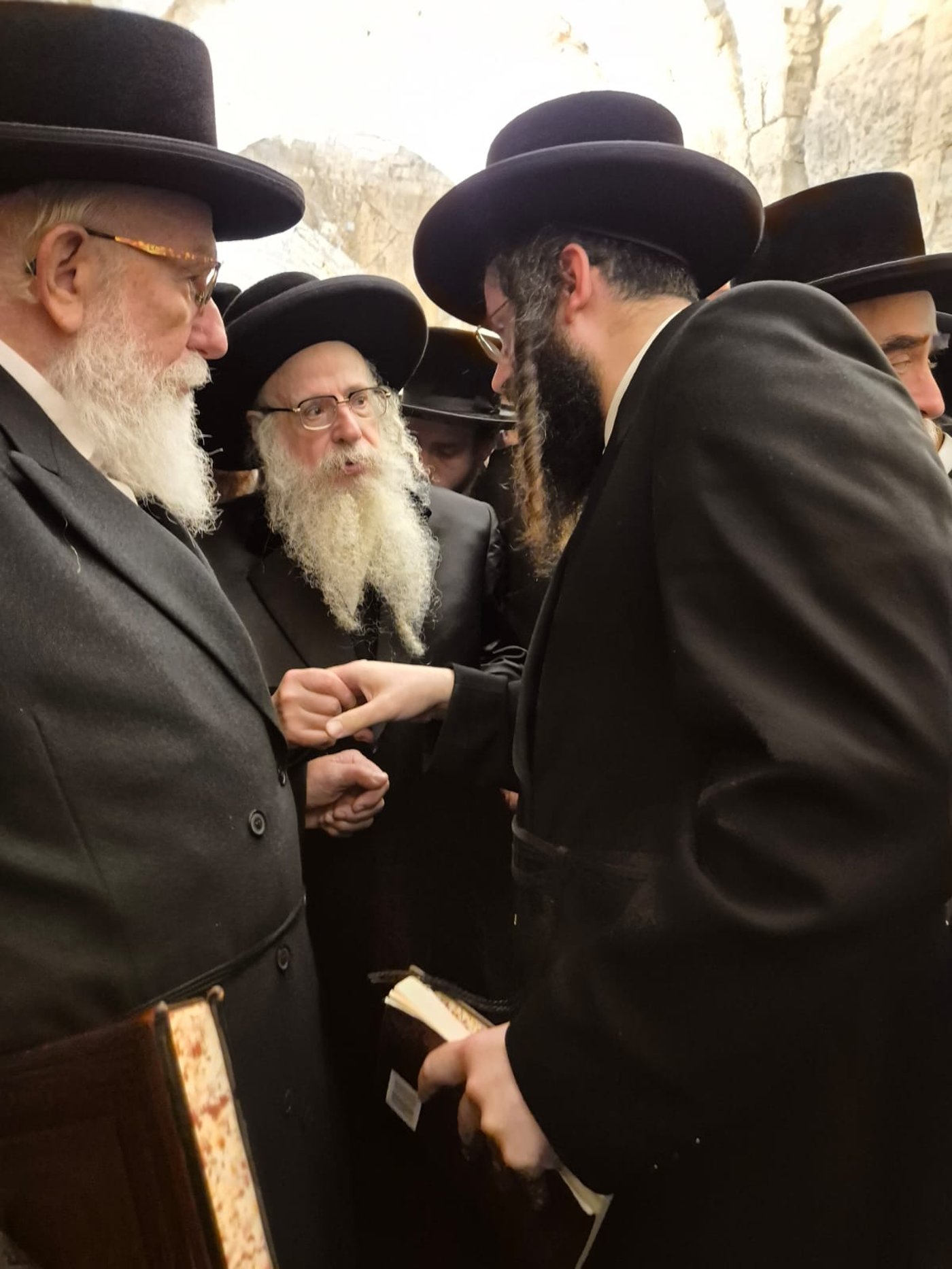 האדמו"ר מצאנז קלויזנבורג שליט"א בתפילה בכותל המערבי | צילום: באדיבות המצלם
