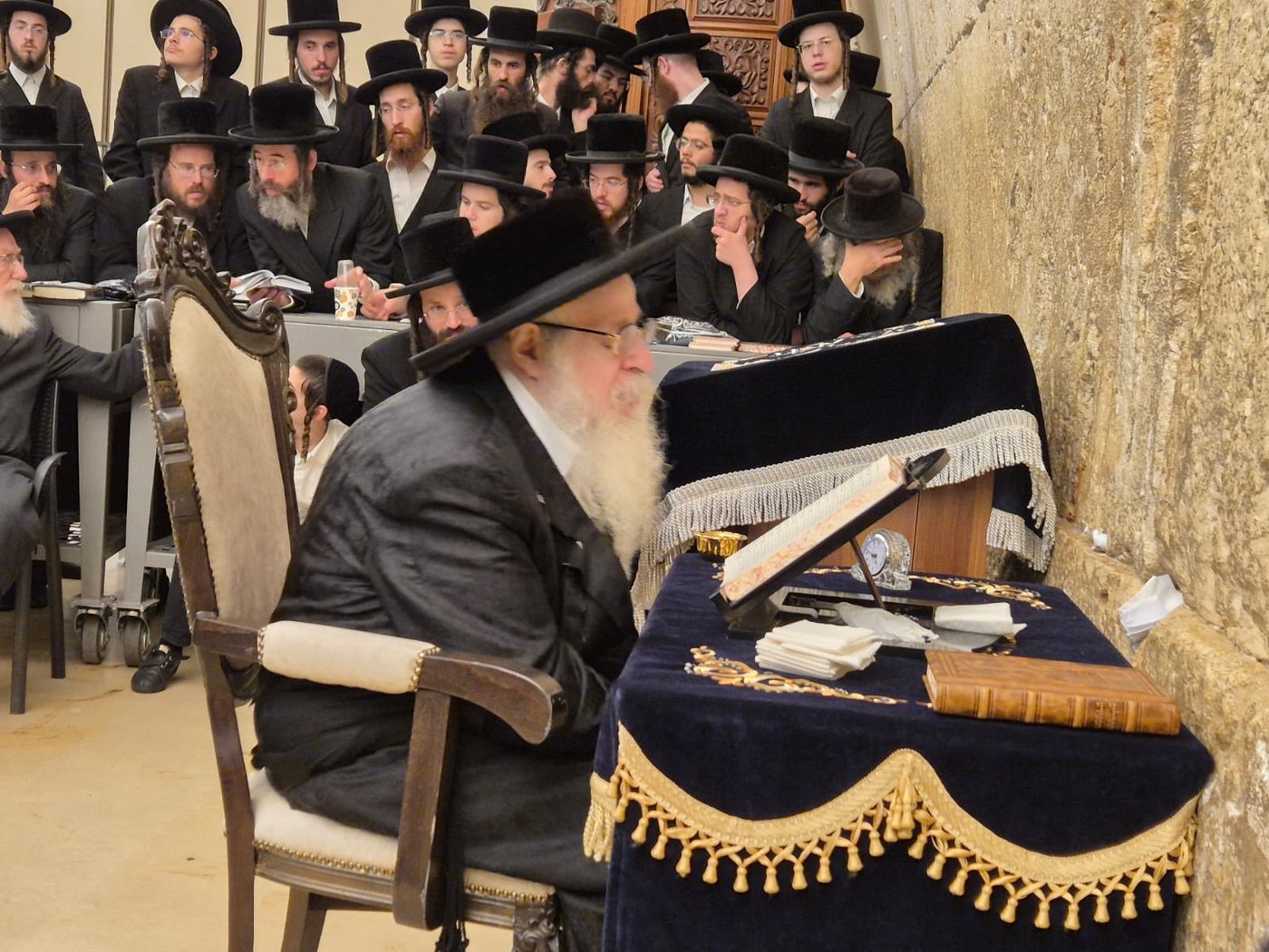 האדמו"ר מצאנז קלויזנבורג שליט"א בתפילה בכותל המערבי | צילום: באדיבות המצלם