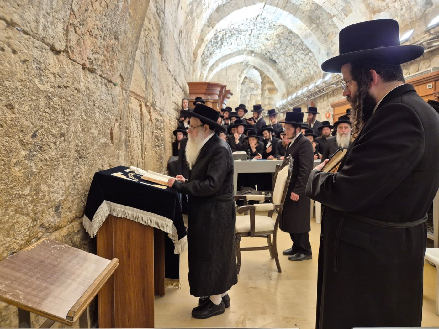 האדמו"ר מצאנז קלויזנבורג שליט"א בתפילה בכותל המערבי | צילום: באדיבות המצלם