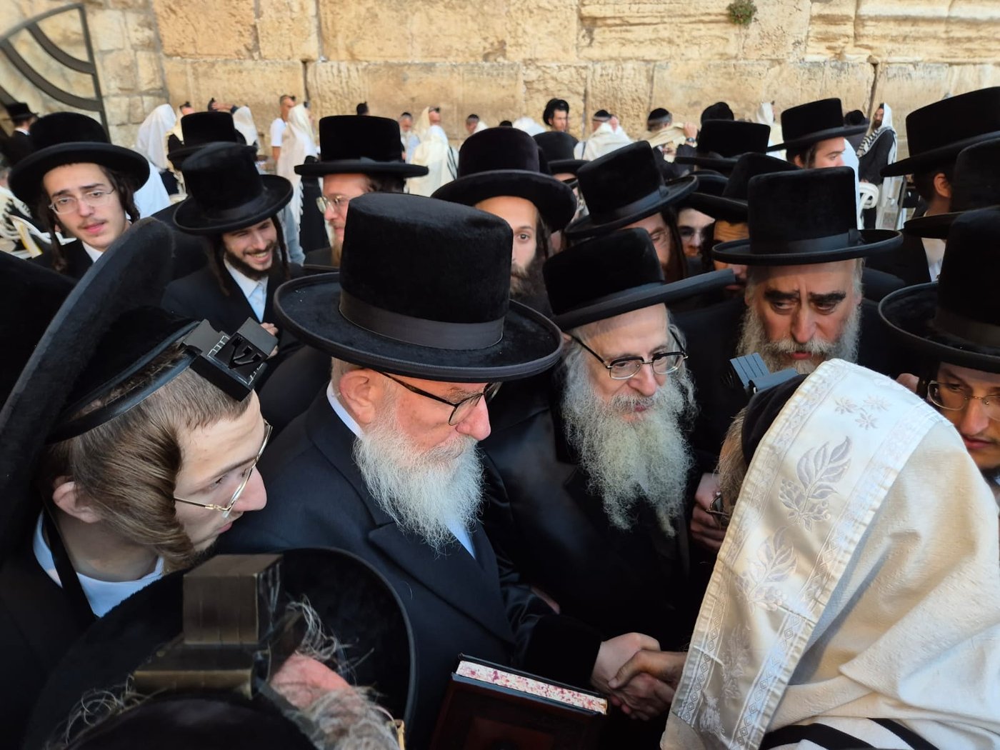 האדמו"ר מצאנז קלויזנבורג שליט"א בתפילה בכותל המערבי | צילום: באדיבות המצלם