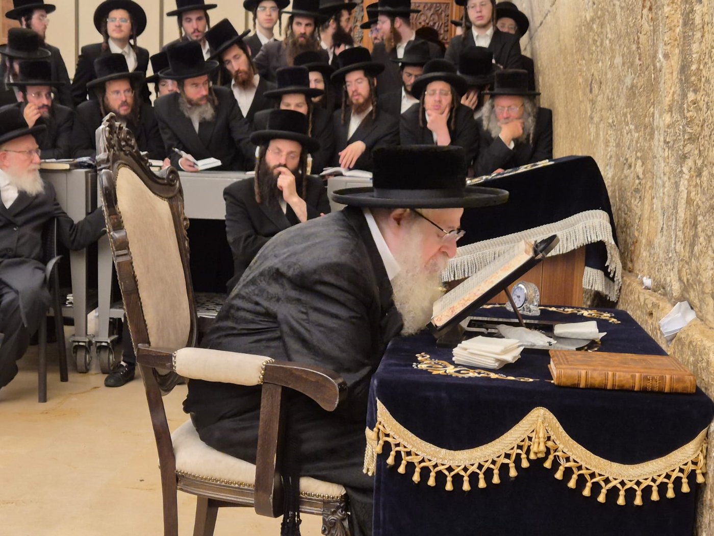 האדמו"ר מצאנז קלויזנבורג שליט"א בתפילה בכותל המערבי | צילום: באדיבות המצלם