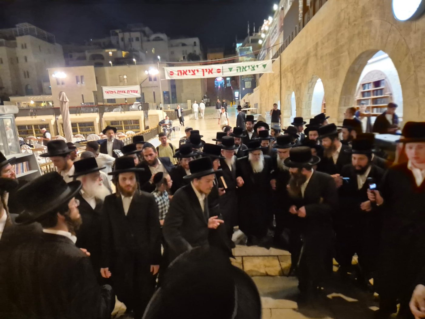 האדמו"ר מצאנז קלויזנבורג שליט"א בתפילה בכותל המערבי | צילום: באדיבות המצלם