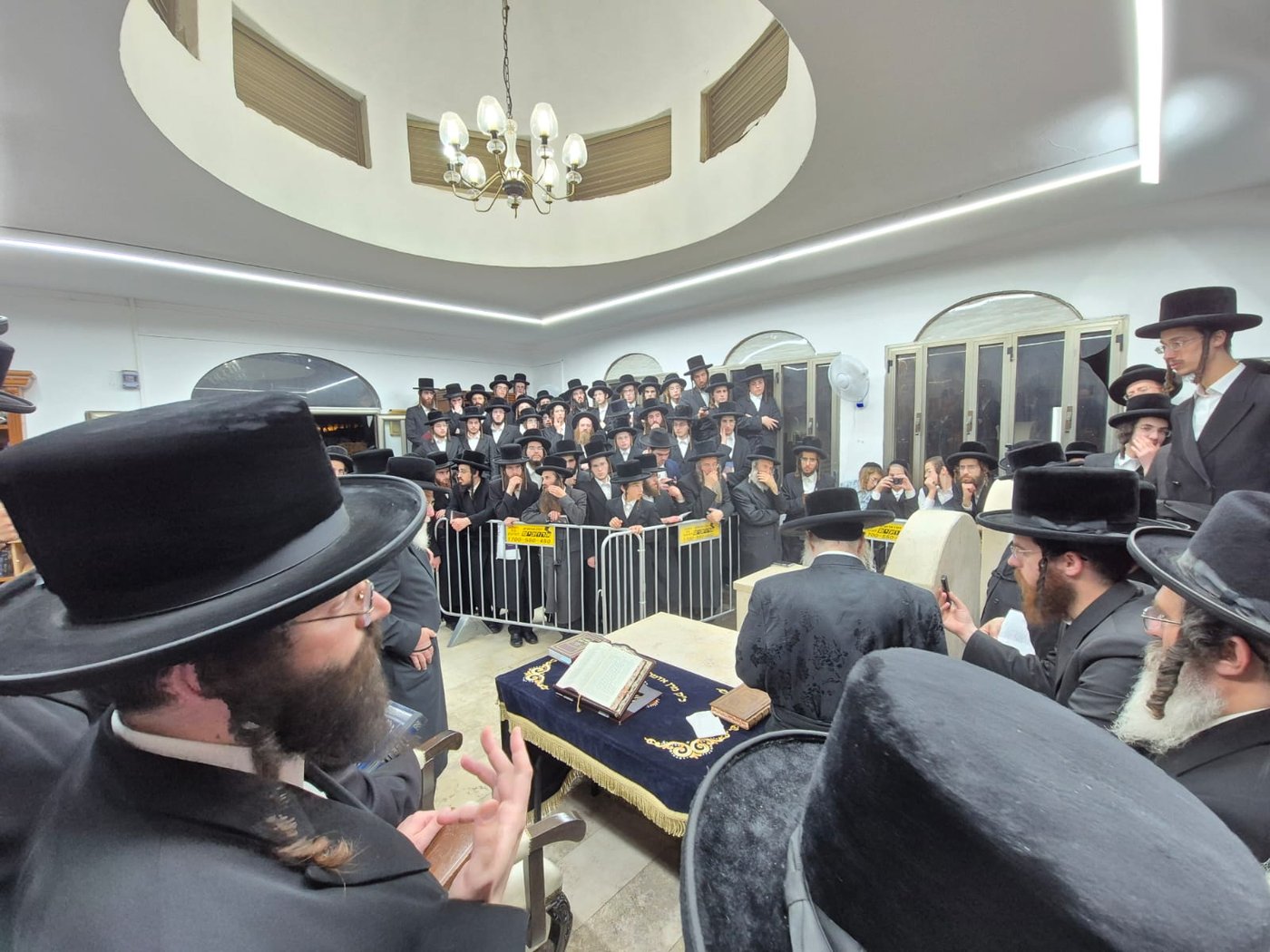 האדמו"ר מצאנז קלויזנבורג שליט"א בתפילה על ציון אביו בעל ה'שפע חיים' זי"ע | צילום: באדיבות המצלם