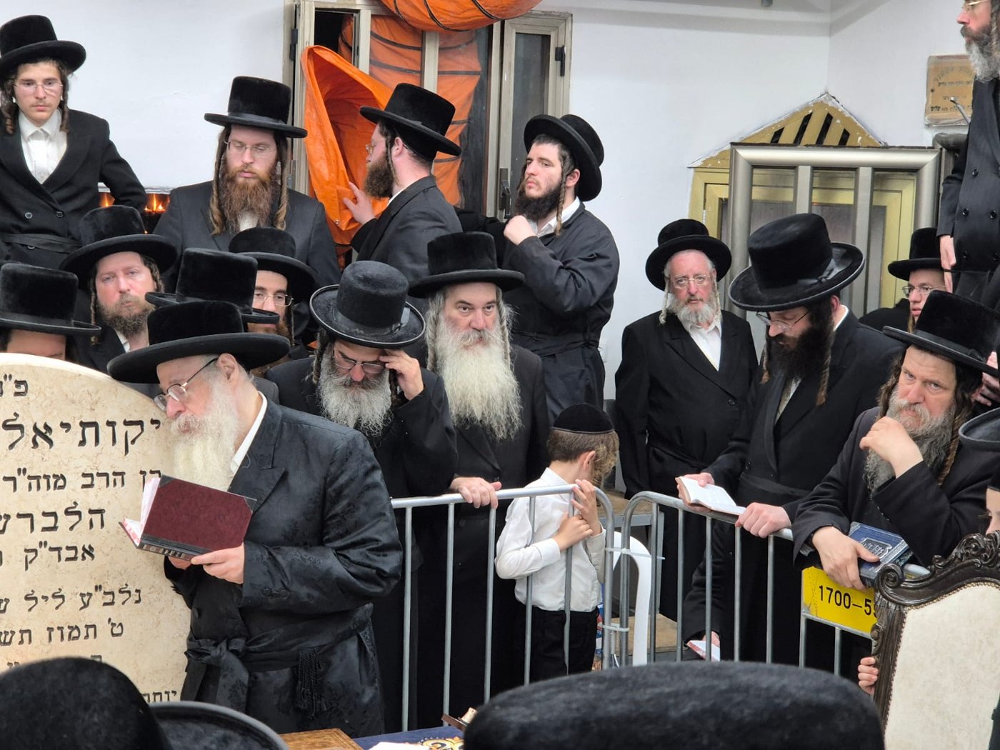 האדמו"ר מצאנז קלויזנבורג שליט"א בתפילה על ציון אביו בעל ה'שפע חיים' זי"ע | צילום: באדיבות המצלם