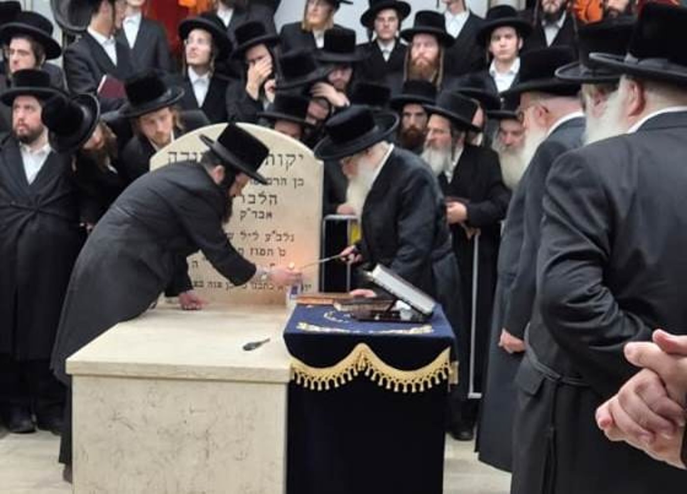 האדמו"ר מצאנז קלויזנבורג שליט"א בתפילה על ציון אביו בעל ה'שפע חיים' זי"ע | צילום: באדיבות המצלם