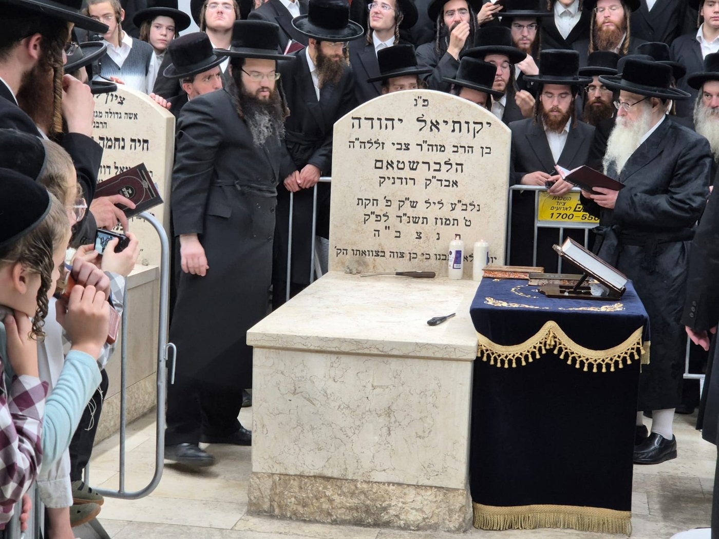 האדמו"ר מצאנז קלויזנבורג שליט"א בתפילה על ציון אביו בעל ה'שפע חיים' זי"ע | צילום: באדיבות המצלם
