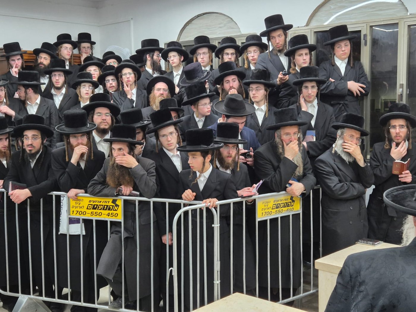 האדמו"ר מצאנז קלויזנבורג שליט"א בתפילה על ציון אביו בעל ה'שפע חיים' זי"ע | צילום: באדיבות המצלם
