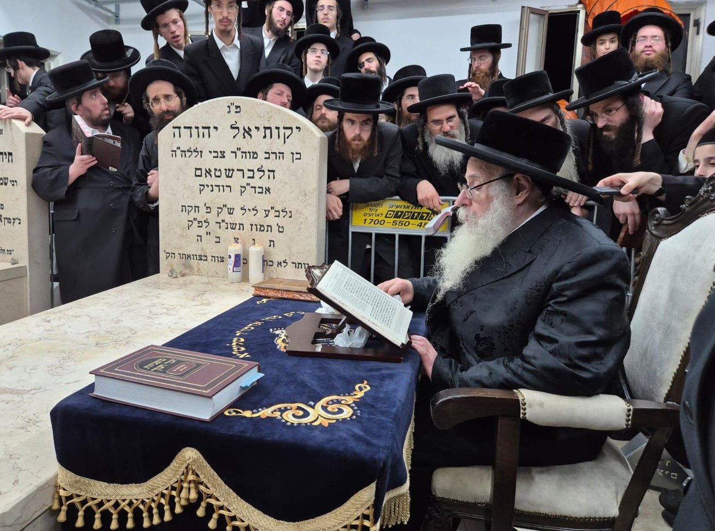 האדמו"ר מצאנז קלויזנבורג שליט"א בתפילה על ציון אביו בעל ה'שפע חיים' זי"ע | צילום: באדיבות המצלם