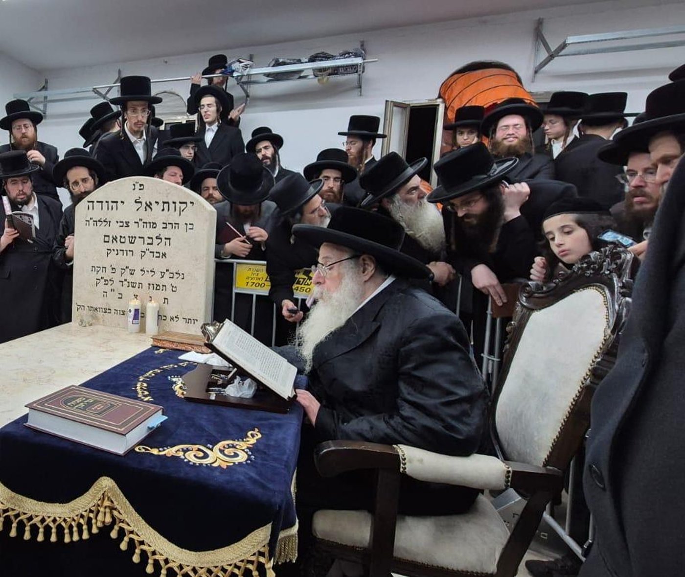 האדמו"ר מצאנז קלויזנבורג שליט"א בתפילה על ציון אביו בעל ה'שפע חיים' זי"ע | צילום: באדיבות המצלם