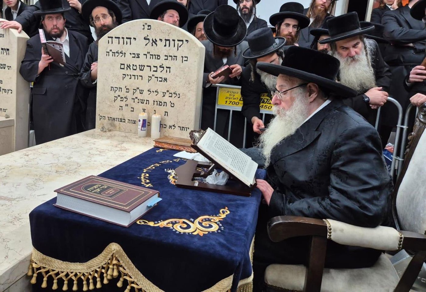 האדמו"ר מצאנז קלויזנבורג שליט"א בתפילה על ציון אביו בעל ה'שפע חיים' זי"ע | צילום: באדיבות המצלם